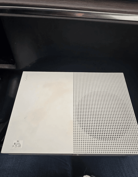 Консоль Xbox, куплена за 25 доларів у секонд-хенді Ігрова консоль Xbox з цінником 25 доларів, знайдена в комісійному магазині